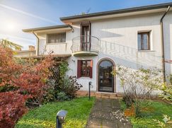 Casa Bi/Trifamiliare in Residenziale