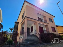 Casa Bi/Trifamiliare in Residenziale