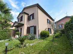 Casa Bi/Trifamiliare in Residenziale