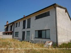 Casa Bi/Trifamiliare in Residenziale