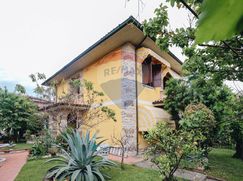Casa Bi/Trifamiliare in Residenziale