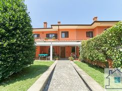 Casa Bi/Trifamiliare in Residenziale