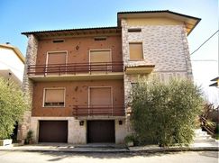 Casa Bi/Trifamiliare in Residenziale