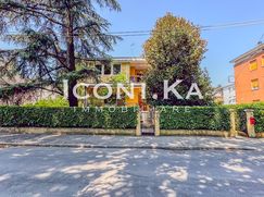 Casa Bi/Trifamiliare in Residenziale
