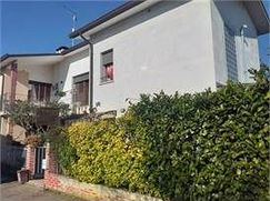 Casa Bi/Trifamiliare in Residenziale