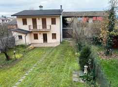 Casa Bi/Trifamiliare in Residenziale