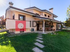 Casa Bi/Trifamiliare in Residenziale