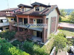 Casa Bi/Trifamiliare in Residenziale