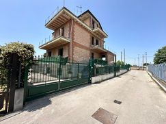 Casa Bi/Trifamiliare in Residenziale