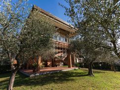 Casa Bi/Trifamiliare in Residenziale
