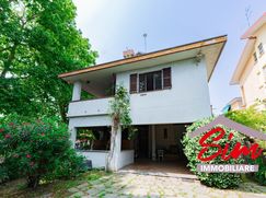 Casa Bi/Trifamiliare in Residenziale