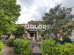 Casa Bi/Trifamiliare in Residenziale