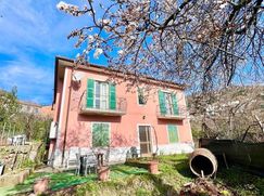 Casa Bi/Trifamiliare in Residenziale