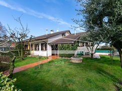 Casa Bi/Trifamiliare in Residenziale