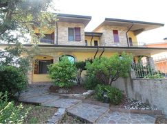 Casa Bi/Trifamiliare in Residenziale
