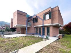 Casa Bi/Trifamiliare in Residenziale