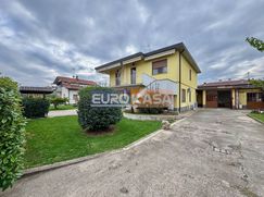 Casa Bi/Trifamiliare in Residenziale