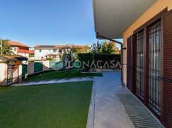 Casa Bi/Trifamiliare in Residenziale