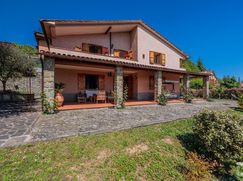 Casa Bi/Trifamiliare in Residenziale