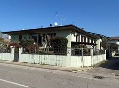 Casa Bi/Trifamiliare in Residenziale