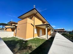 Casa Bi/Trifamiliare in Residenziale