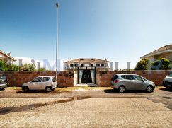 Casa Bi/Trifamiliare in Residenziale
