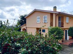 Casa Bi/Trifamiliare in Residenziale