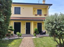 Casa Bi/Trifamiliare in Residenziale