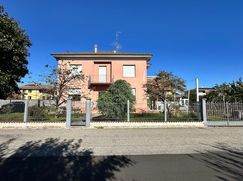 Casa Bi/Trifamiliare in Residenziale