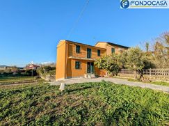 Casa Bi/Trifamiliare in Residenziale