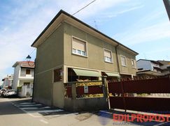 Casa Bi/Trifamiliare in Residenziale