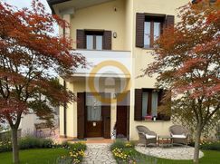 Casa Bi/Trifamiliare in Residenziale