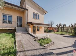 Casa Bi/Trifamiliare in Residenziale