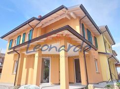 Casa Bi/Trifamiliare in Residenziale