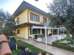Casa Bi/Trifamiliare in Residenziale