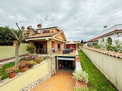 Casa Bi/Trifamiliare in Residenziale