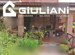 Casa Bi/Trifamiliare in Residenziale