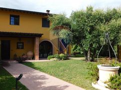 Casa Bi/Trifamiliare in Residenziale