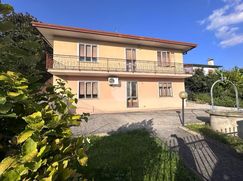 Casa Bi/Trifamiliare in Residenziale