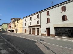 Casa Bi/Trifamiliare in Residenziale
