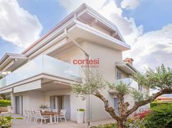 Casa Bi/Trifamiliare in Residenziale