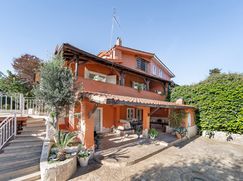Casa Bi/Trifamiliare in Residenziale