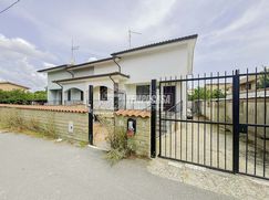 Casa Bi/Trifamiliare in Residenziale