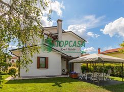 Casa Bi/Trifamiliare in Residenziale