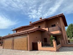 Casa Bi/Trifamiliare in Residenziale