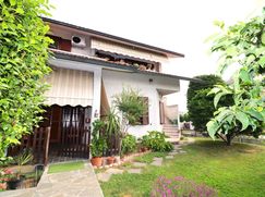 Casa Bi/Trifamiliare in Residenziale