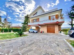 Casa Bi/Trifamiliare in Residenziale