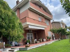 Casa Bi/Trifamiliare in Residenziale