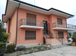 Casa Bi/Trifamiliare in Residenziale