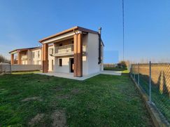 Casa Bi/Trifamiliare in Residenziale